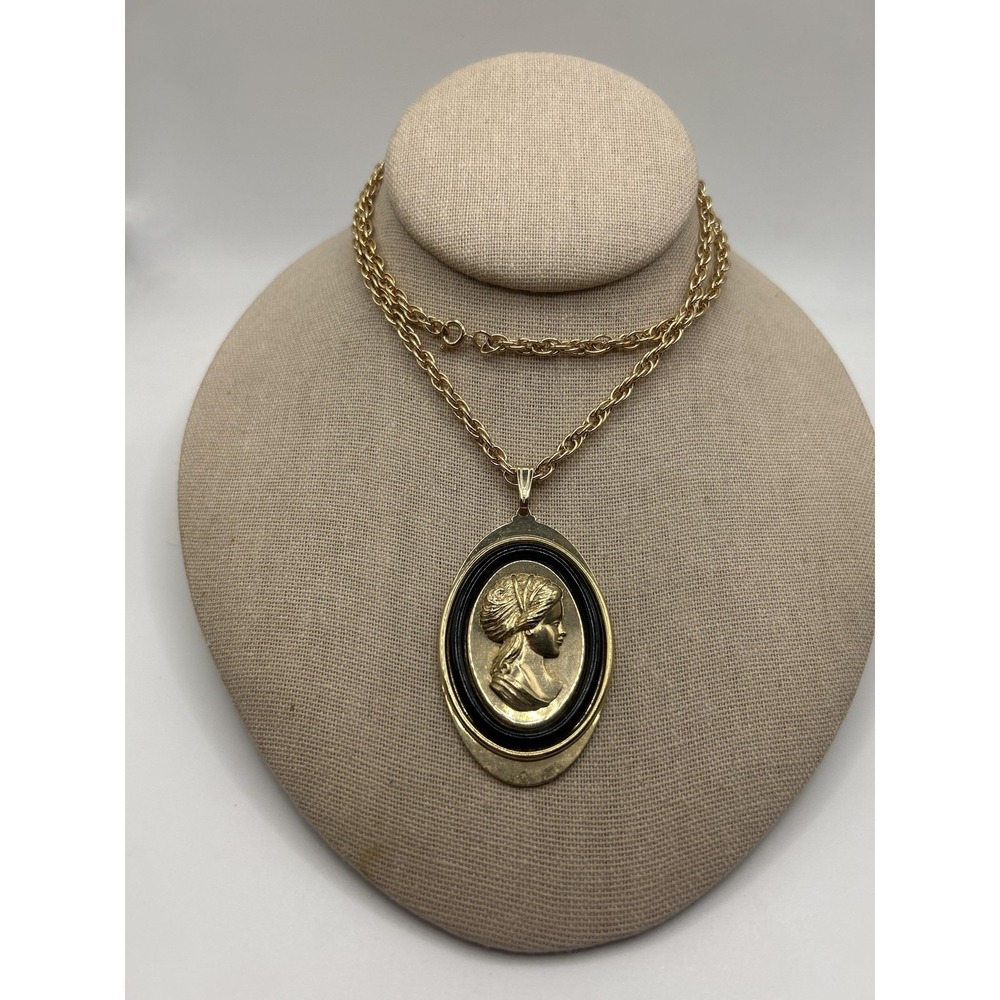 Avon‎ Cameo Pendant Necklace Gold Tone Black Oval Medallion Chain Costume Womens